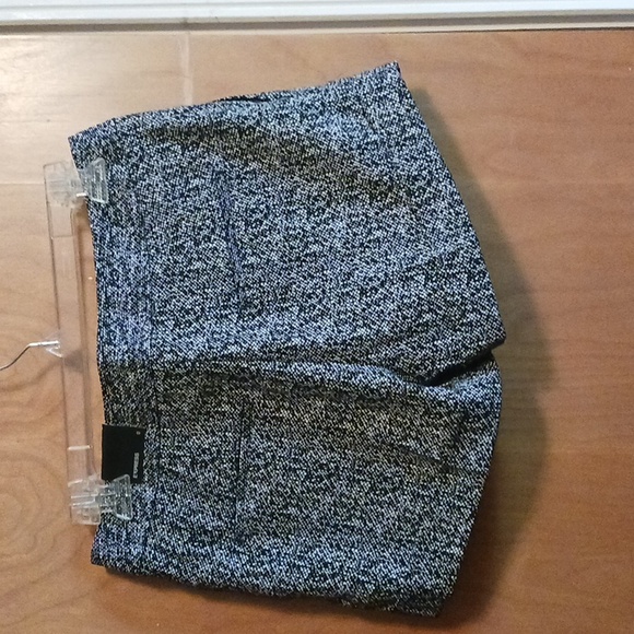 Express Shorts - Picture 2 of 9